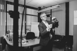 Páll Ketilsson á skrifstofunni, sem stundum er á golfvellinum