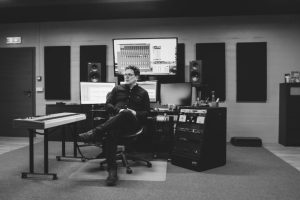 Veigar er aftur fluttur til Íslands. Hér er hann í hljóðveri sínu í Gufunesi. Ljósmynd Eygló Gísla.